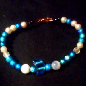 Beaded bracelet. Blue and white.